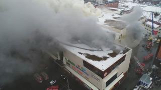 Увеличиха се загиналите след пожара в руския търговски център