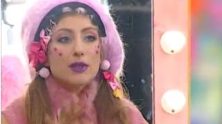 Репортерка на Гала лъсна с прозрачна поличка, която не скри нищо под нея (СНИМКИ)