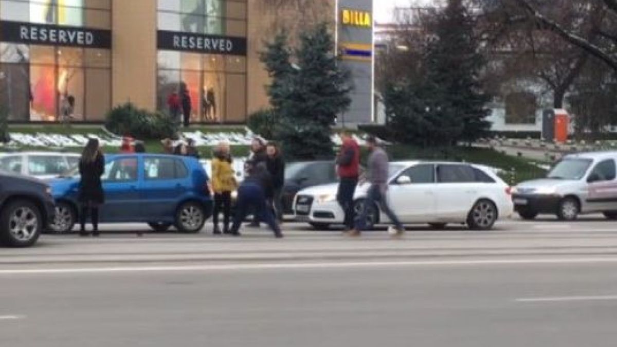 Откачен шофьор налетя на бой със стик за голф в центъра на София (ВИДЕО)
