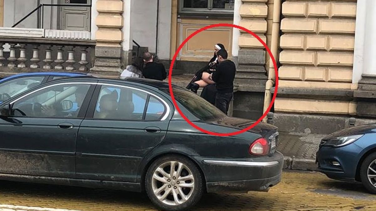 Само в БЛИЦ! Това, което разголена монахиня направи на жълтите павета в София, шашардиса всички (СНИМКИ)