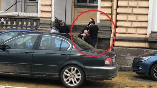 Само в БЛИЦ! Това, което разголена монахиня направи на жълтите павета в София, шашардиса всички (СНИМКИ)