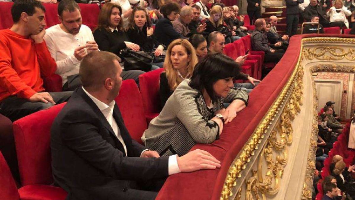СНИМКИ издадоха какви ги върши Нинова, докато тече историческата среща във Варна