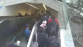 Шокиращ инцидент! Пътници слизаха по неработещ ескалатор, но той се задвижи внезапно и ето какво се случи (ВИДЕО)