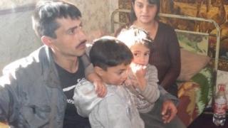 Ромска история: Жена без крака роди 10-ото си дете от мъж-рецидивист, оставя го на социалните (СНИМКИ)