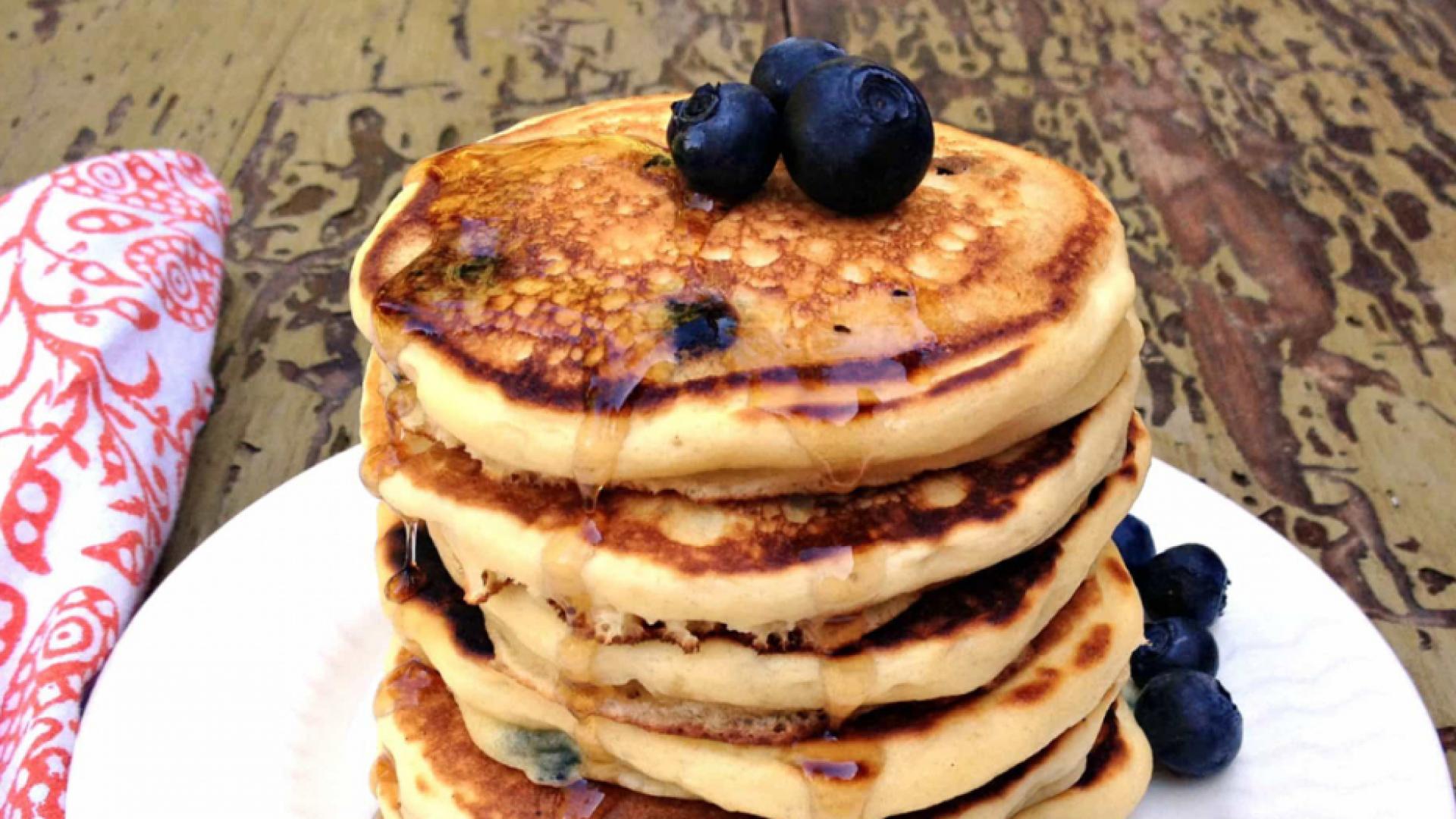 Вкусни палачинки с рикота и боровинково сладко