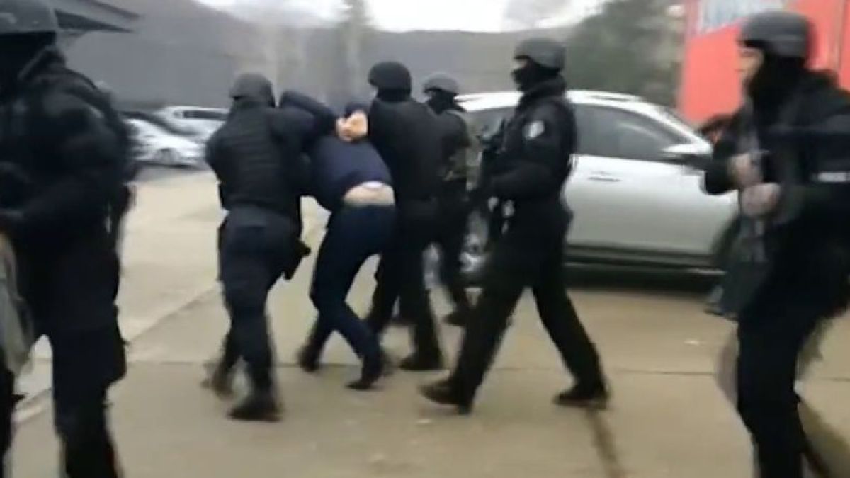 В Косовска Митровица стана страшно! Бият се, кръв се лее (ВИДЕО)