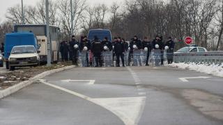 Тлее ли ново буре с барут на Балканите? Въоръжени до зъби косовари нападнаха мирно събрание на сърби, има много пострадали 