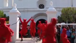 Не ходете там, където за Великден мъже, облечени като дяволи, удрят с камшици хората (ВИДЕО)