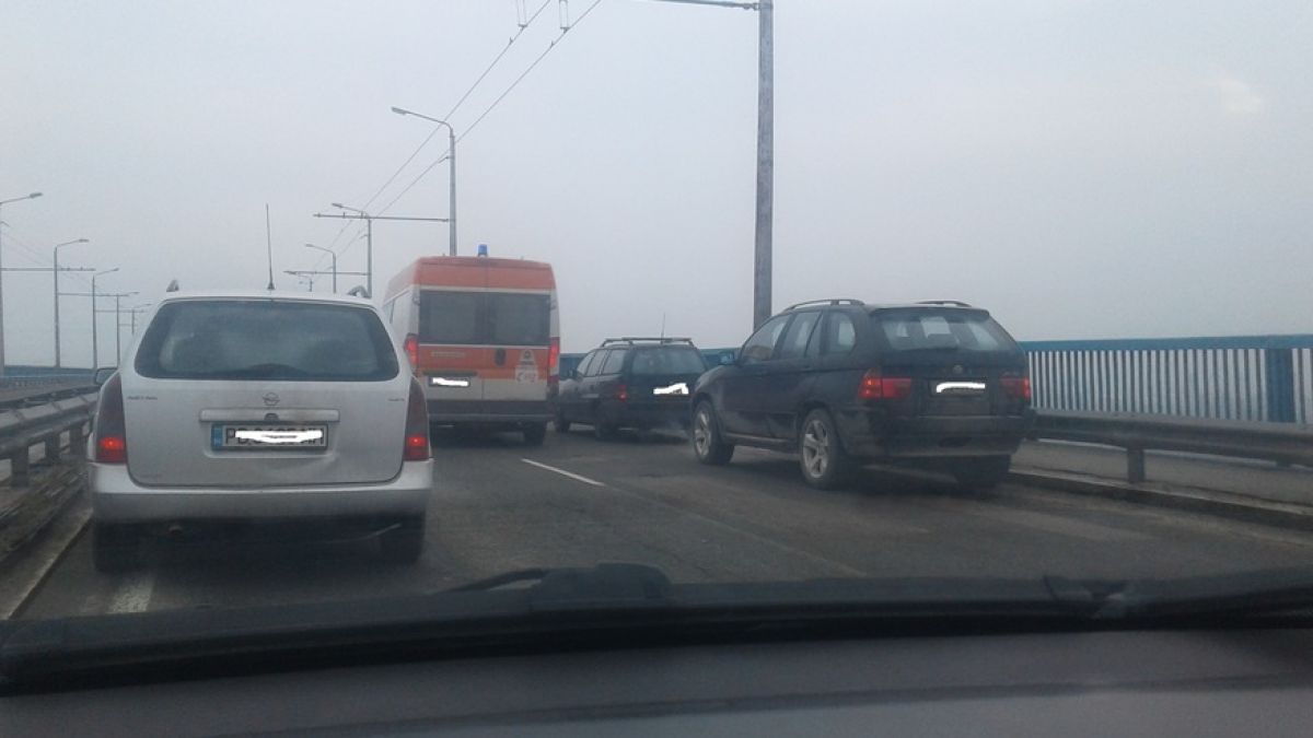 Страшна верижна катастрофа на Аспаруховия мост, хвърчат линейки (СНИМКИ)