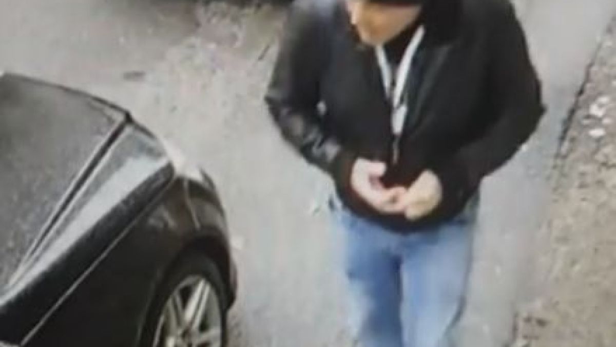 Познавате ли този мъж? Извърши нещо много гнусно пред бургаска детска градина (ВИДЕО)