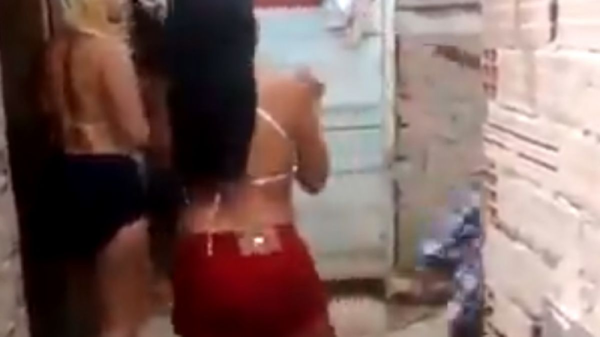 Танц с въртене на дупета на бразилки завърши по неочакван начин (ВИДЕО)