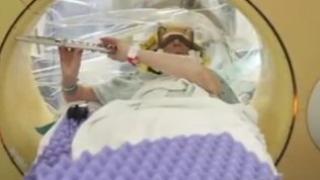 Невиждано: Пациентка свири на флейта по време на мозъчна операция, лекарите я аплодират (ВИДЕО)