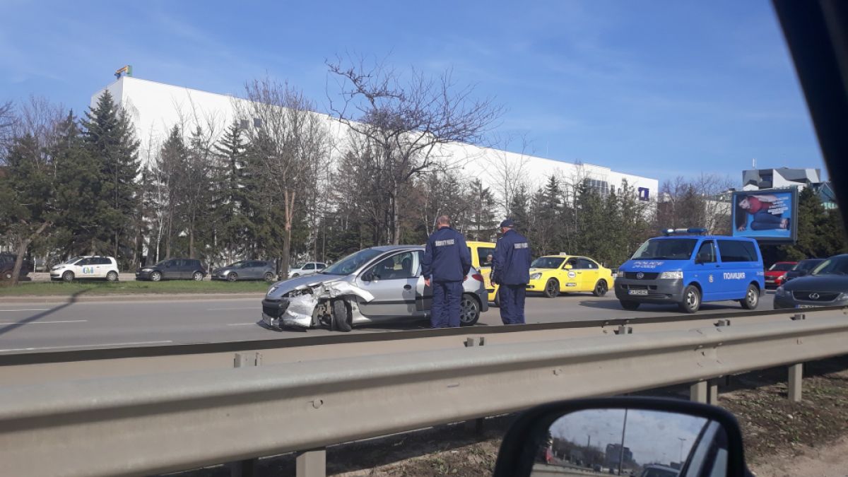 Пежо предизвика истински ад на Цариградско, задръстването е огромно (СНИМКА)