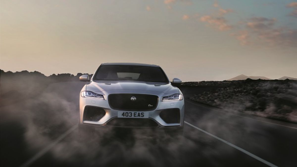 От тази кола ще изпаднете в екстаз! 550 „коня” за Jaguar F-Pace SVR