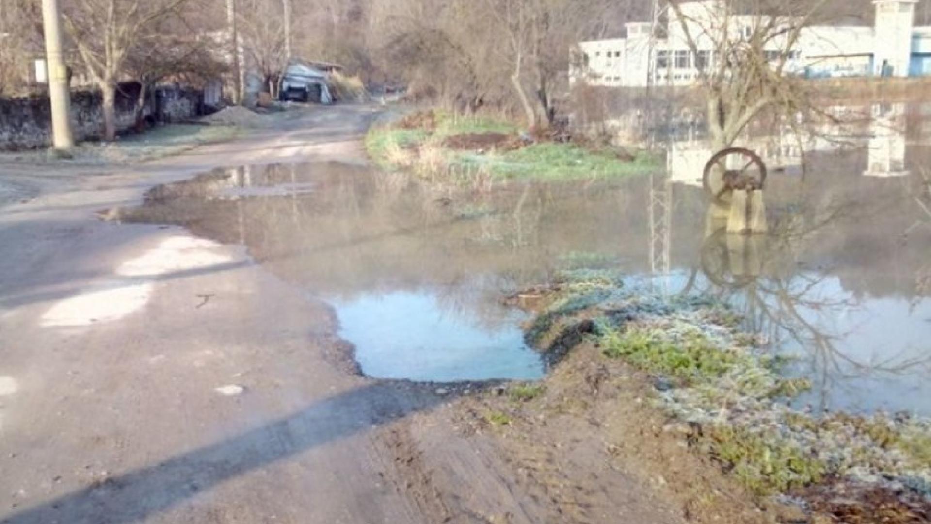 Скъсаха се дигите на река Русенски Лом