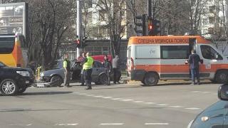 Сигнал до БЛИЦ: Катастрофа с "Ауди" на възлово столично кръстовище (СНИМКИ)