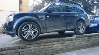 Странно паркиране в тузарския „Лозенец“ (СНИМКИ)