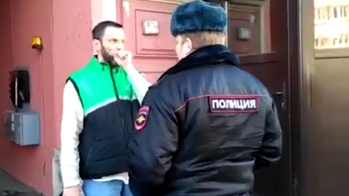 Руснак тегли една майна на американските дипломати, напускащи Санкт Петербург (ВИДЕО)