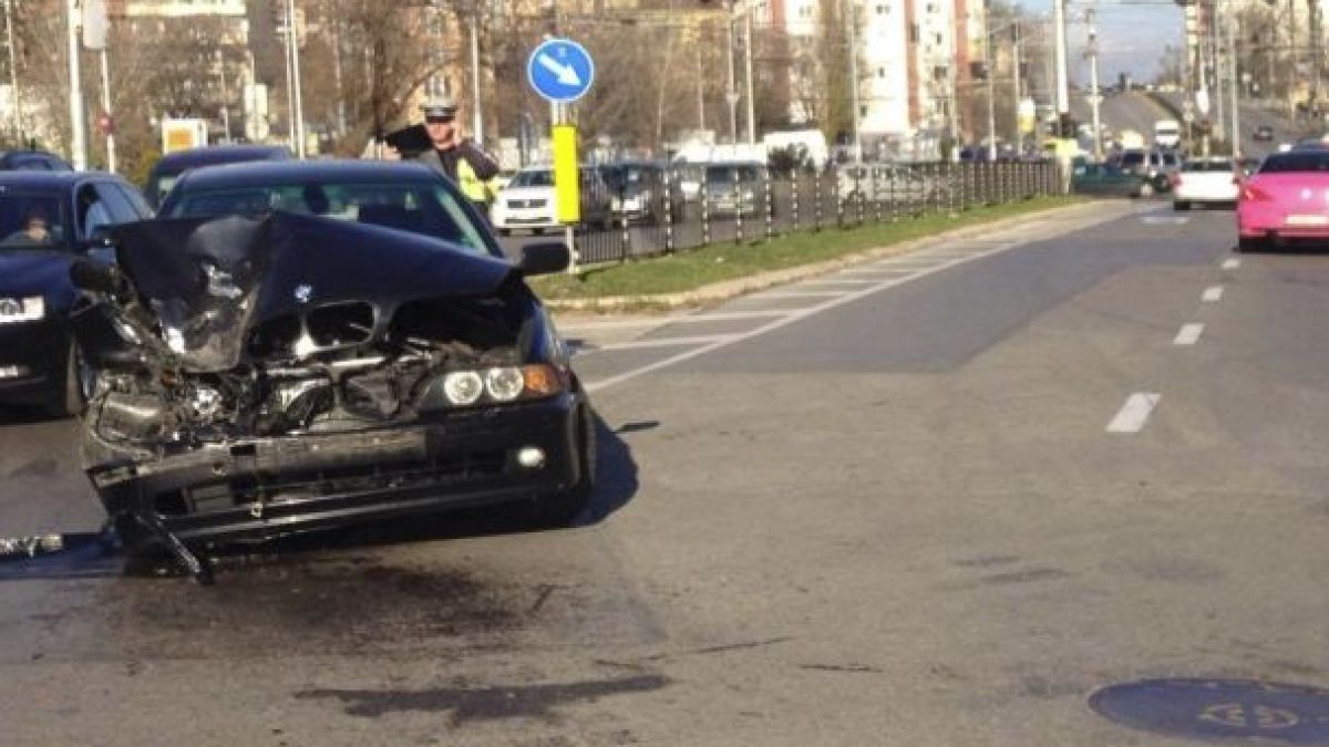 Сигнал до БЛИЦ! Две коли се удариха на натоварено столично кръстовище, линейка кара баба към болницата 