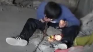 Майка окова сина си във вериги, държи го така от 12 години (ВИДЕО)