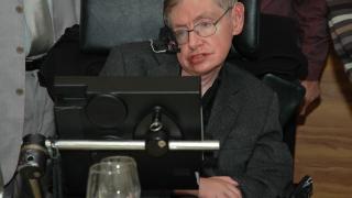 Погребват атеиста Хокинг в църква днес