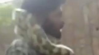 Огромен питон започна да души дресьора си, а зрителите си мислеха, че...  (ВИДЕО)