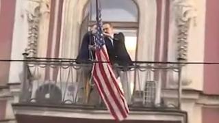 Свалиха американския флаг от консулството в Санкт Петербург, руски дипломати пътуват към летището във Вашингтон (ВИДЕО)