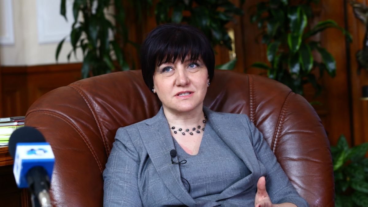 Караянчева свиква извънредно заседание 