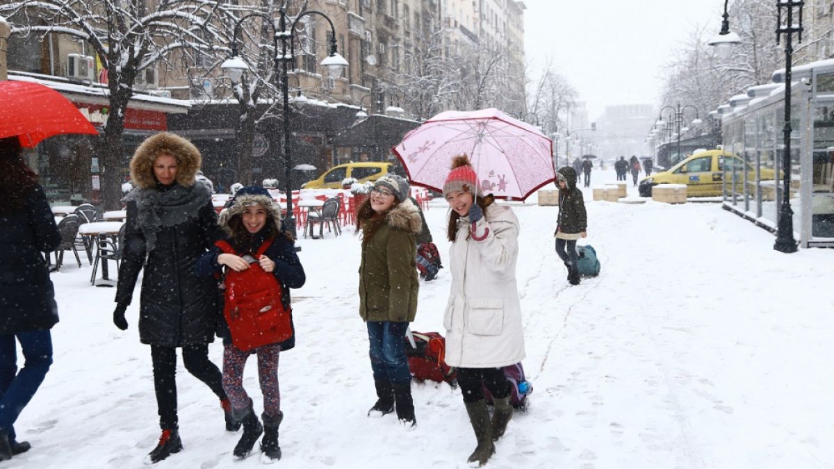 Внезапно: Циклонът "Бруно" удря Балканите още днес! Освен силни бури, дъжд и градушка носи и...сняг!