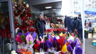 Не е за вярване с колко пари ще се нагушат цветарите за първия учебен ден