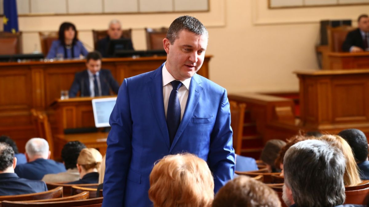 Финансовият министър каза на кого е жилището, в което живее (ВИДЕО)