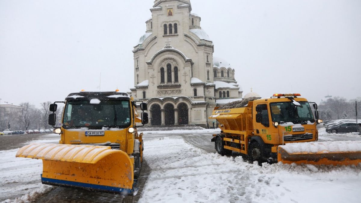 Машини плъзнаха по столичните булеварди заради снега