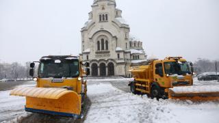 Машини плъзнаха по столичните булеварди заради снега