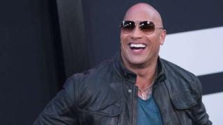 Скалата се щракна с истински великан и СНИМКАТА стана епична! 