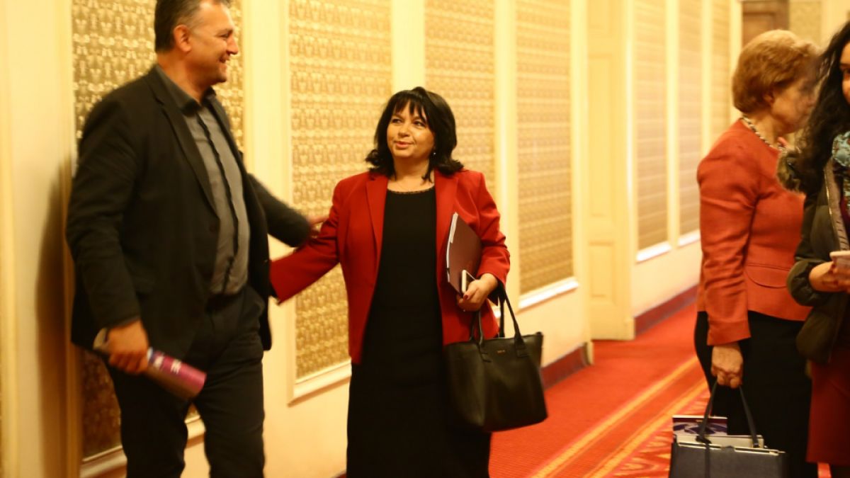 СРЗИ разкри колко точно са депутатите под карантина заради Теменужка Петкова