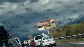 Акция край Благоевград! Ченгетата тарашат червен "Голф", двама бандити са на колене 