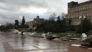 Апокалипсис в Шумен! Центърът е като след война заради бурния вятър, който се разрази над града (СНИМКИ)