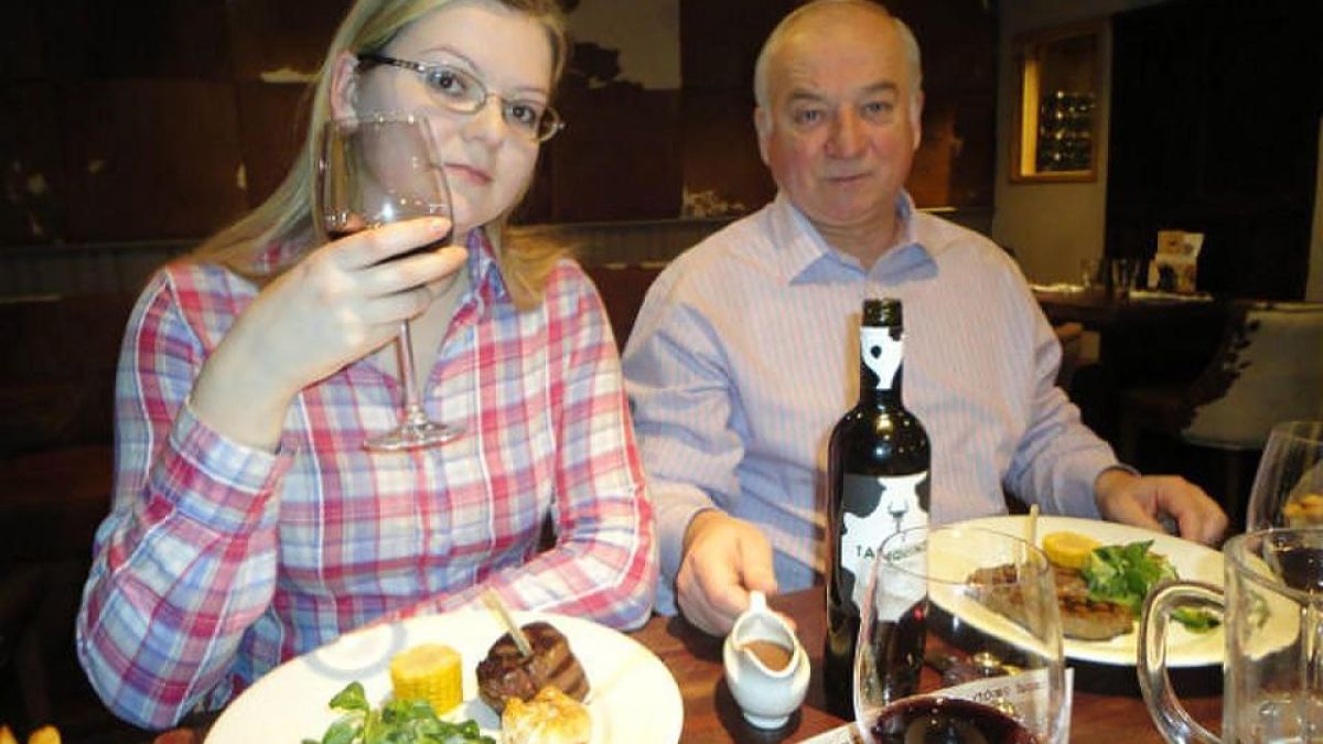 The Sun сензационно: Мистериозна рускиня  е донесла "Новичок" за Скрипал и дъщеря му в пакет с... 
