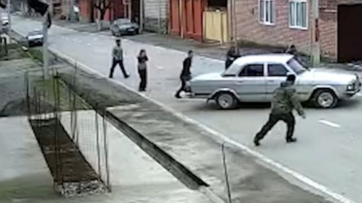 Уникално ВИДЕО запечата как съвсем малко момче краде и подкарва кола, за да се хареса на момиче