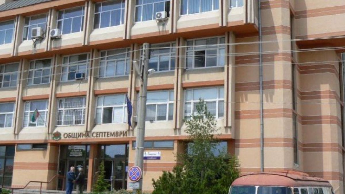 Специализираната прокуратура подгони двама общинари от Септември