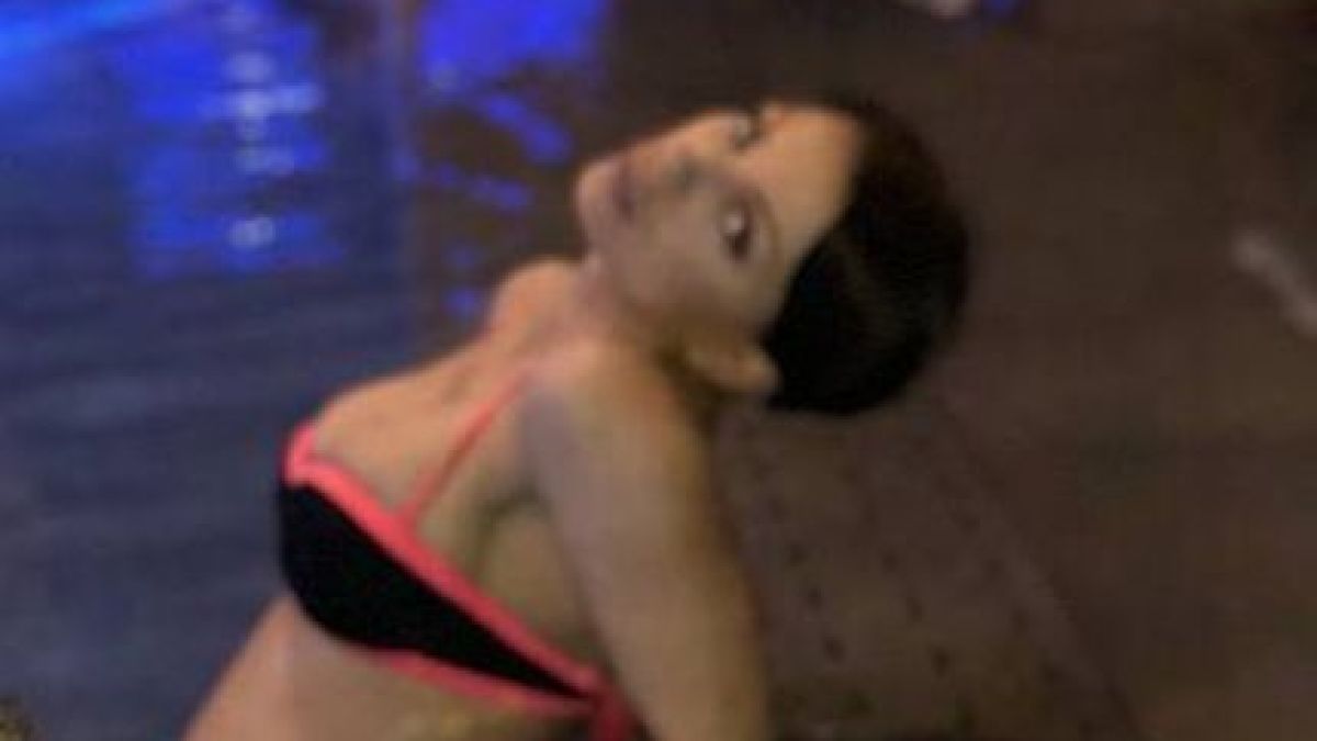 Емануела се пусна по изрязан бански от басейн (СНИМКИ 18+)