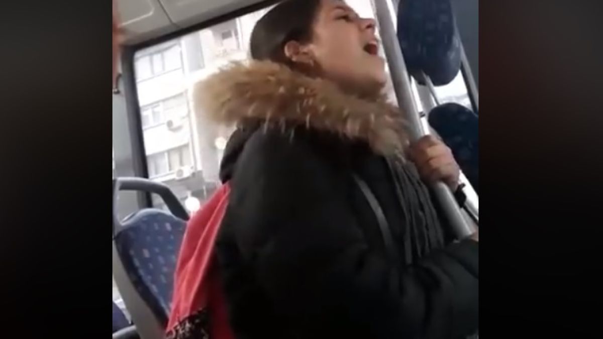 Момиче направи нещо невероятно в пловдивски автобус, пътниците още не могат да се съвземат, а във Фейсбук... (ВИДЕО)
