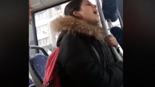 Момиче направи нещо невероятно в пловдивски автобус, пътниците още не могат да се съвземат, а във Фейсбук... (ВИДЕО)