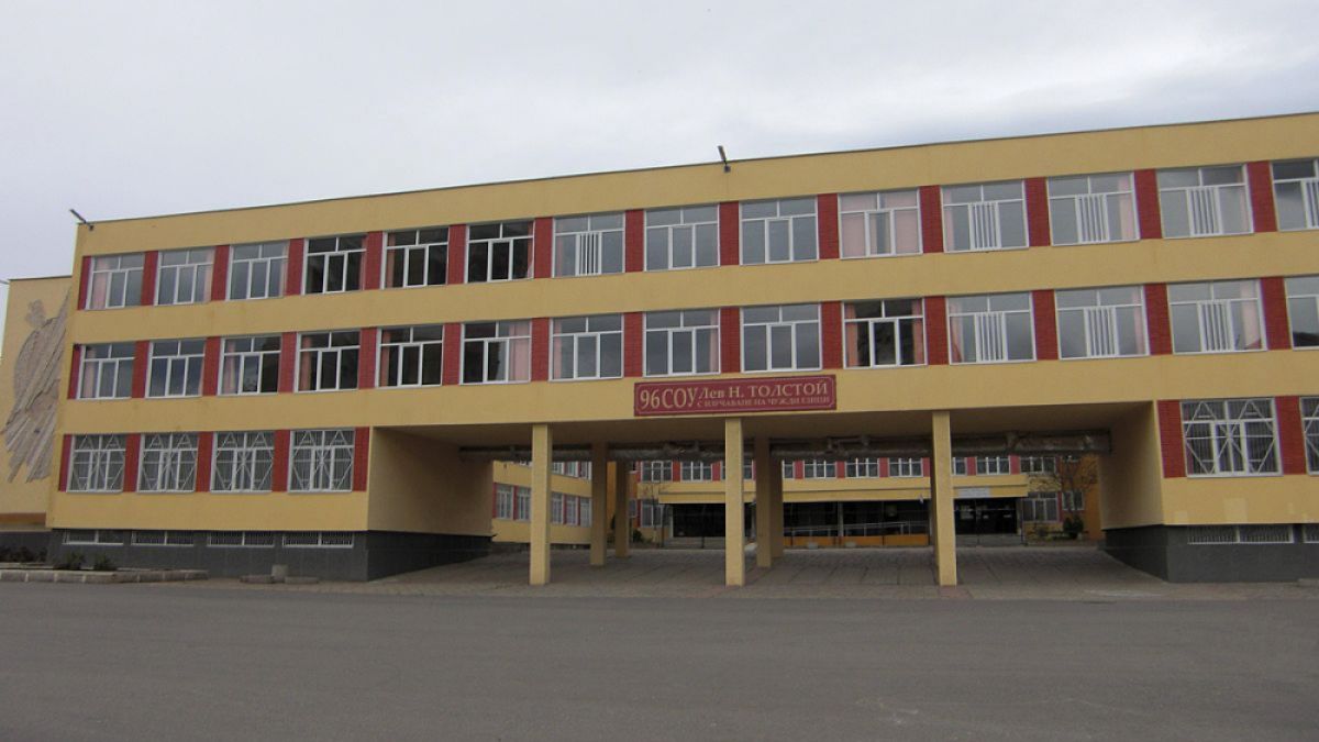 Извънредно в БЛИЦ!16-годишна умря тази вечер внезапно в столично училище, разгневени съученици налитат на бой