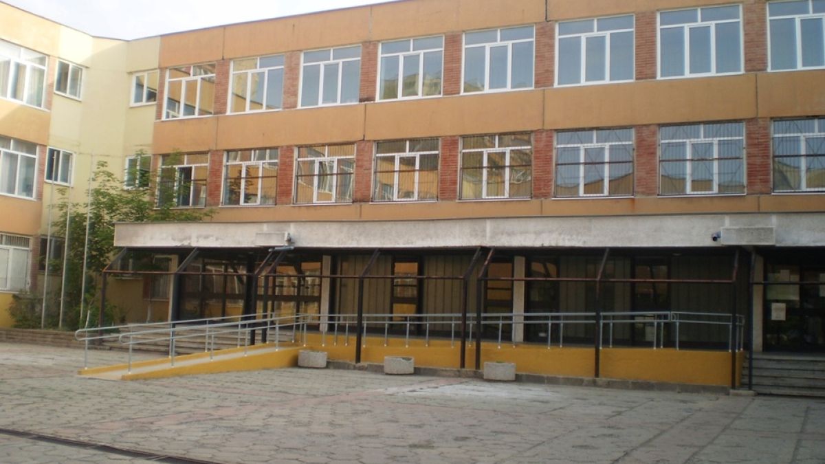 От "Спешна помощ" с първи подробности пред БЛИЦ за трагедията с починалата тази вечер ученичка в 96 СОУ (ОБНОВЕНА)