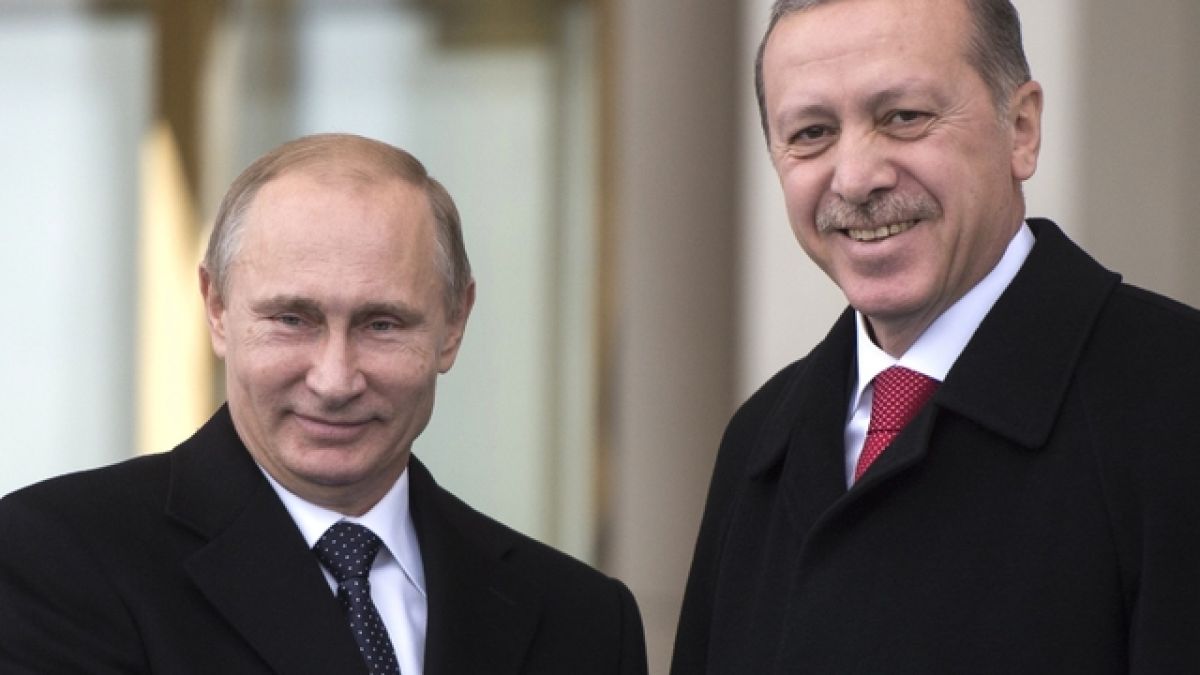 Вижте как Ердоган премести жена, стояща до Путин, заради добрата снимка (ВИДЕО)