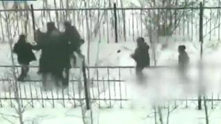 Шестима подгониха мъж да го пребият, но зверското меле завърши напълно неочаквано! (ВИДЕО 18+)