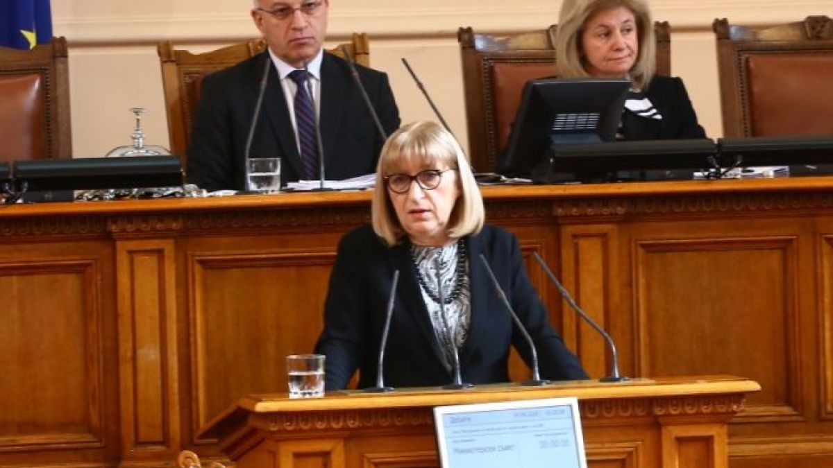 От последните минути: Цачева обяви готова ли е да подаде оставка и кога ще го направи!   