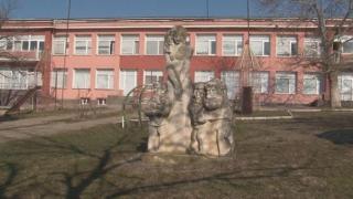 15-годишно момиче, продавано за секс от баща си, падна от тераса на социален дом в Борован