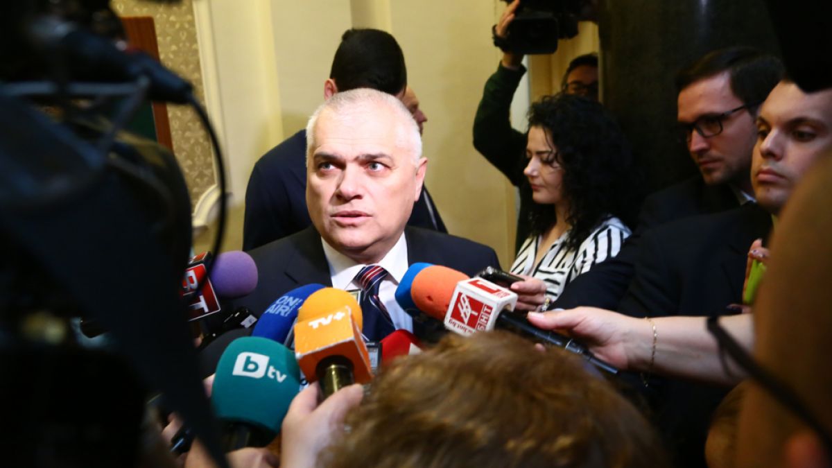 Министър Радев: От утре продължава евтаназията на животни, започваме с баба Дора!